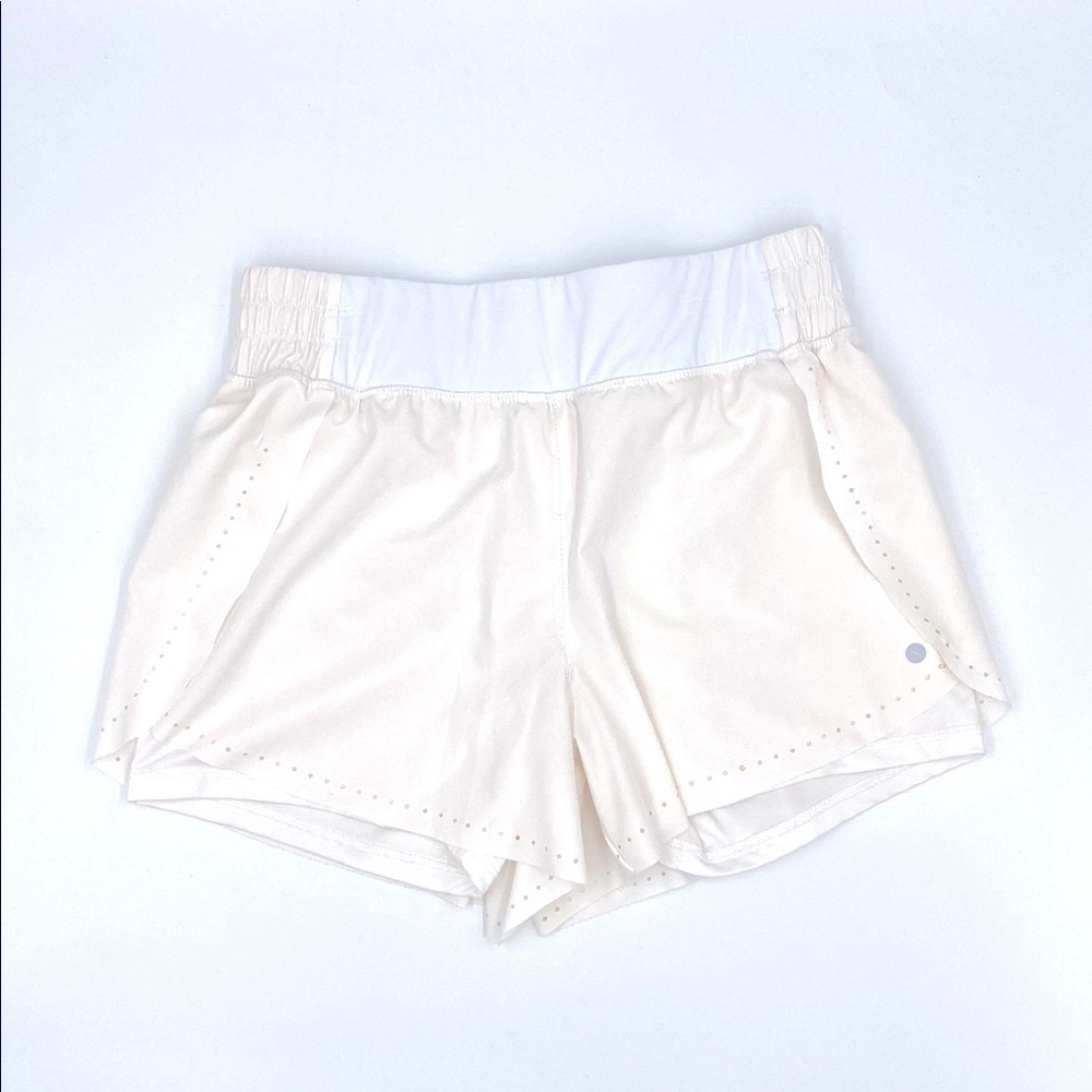 Cute white shorts!